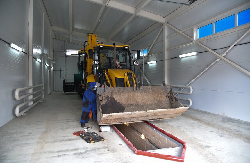 Пресс-тур на специализированную базу  ГБУ "Автомобильные дороги" 10 фото