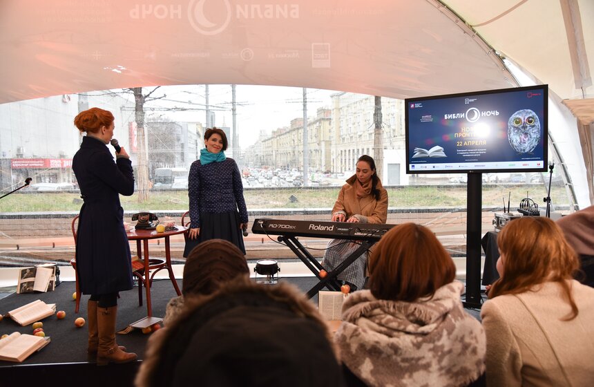 Акция "Библионочь" состоялась на Триумфальной площади 24 фото