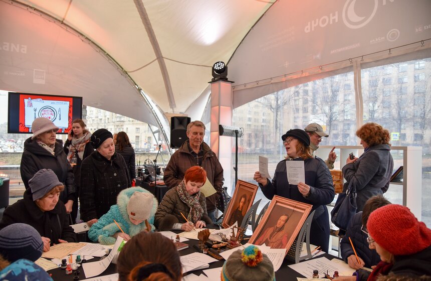 Акция "Библионочь" состоялась на Триумфальной площади 2 фото