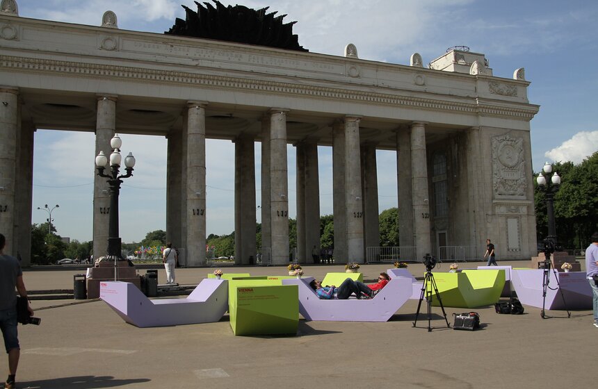 В Парке Горького появились венские арт-скамейки Enzis 8 фото