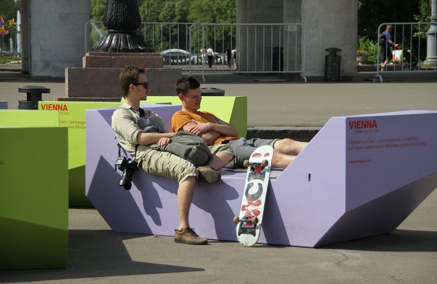 В Парке Горького появились венские арт-скамейки Enzis 9 фото