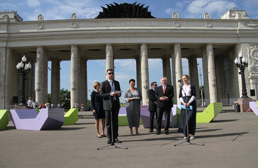 В Парке Горького появились венские арт-скамейки Enzis 1 фото