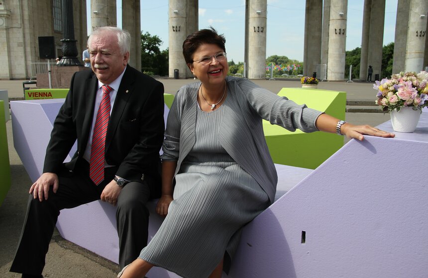 В Парке Горького появились венские арт-скамейки Enzis 7 фото