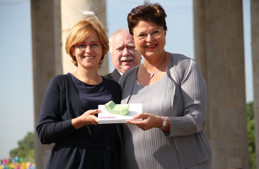 В Парке Горького появились венские арт-скамейки Enzis 4 фото