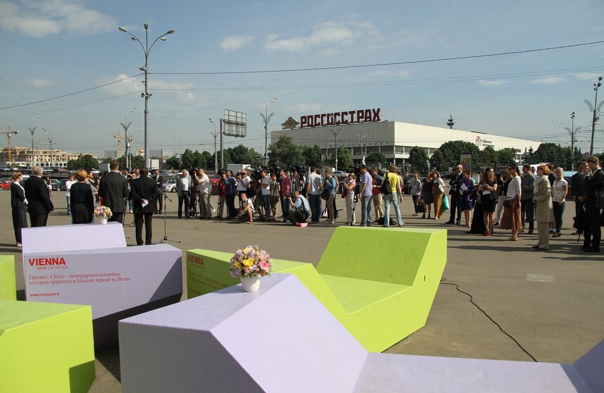 В Парке Горького появились венские арт-скамейки Enzis 3 фото