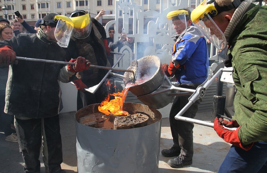 На фестивале "Пасхальный дар" отлили настоящий колокол 13 фото