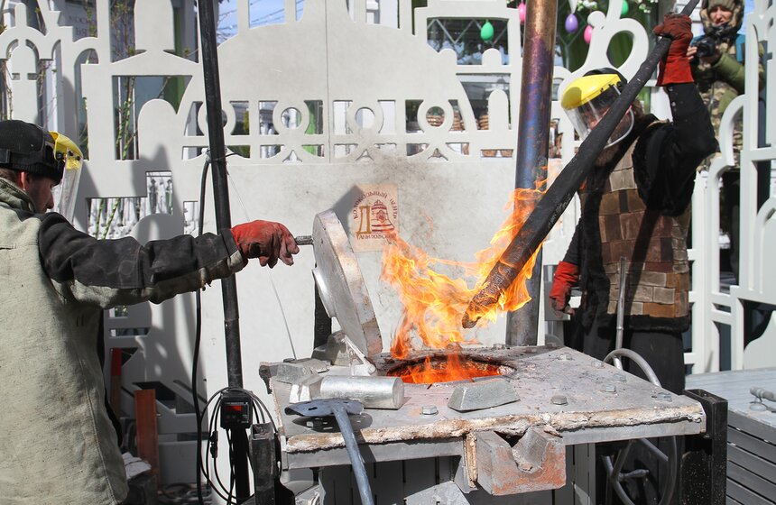 На фестивале "Пасхальный дар" отлили настоящий колокол 7 фото