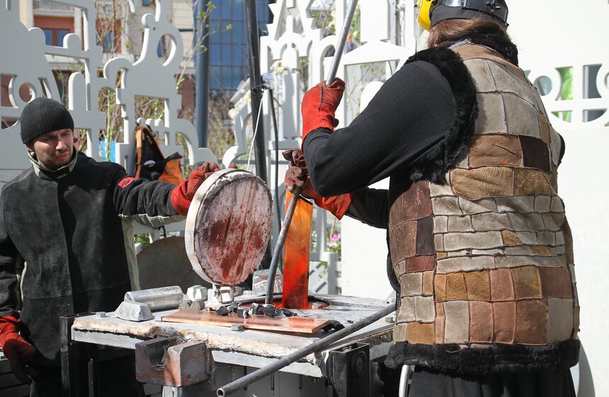 На фестивале "Пасхальный дар" отлили настоящий колокол 6 фото