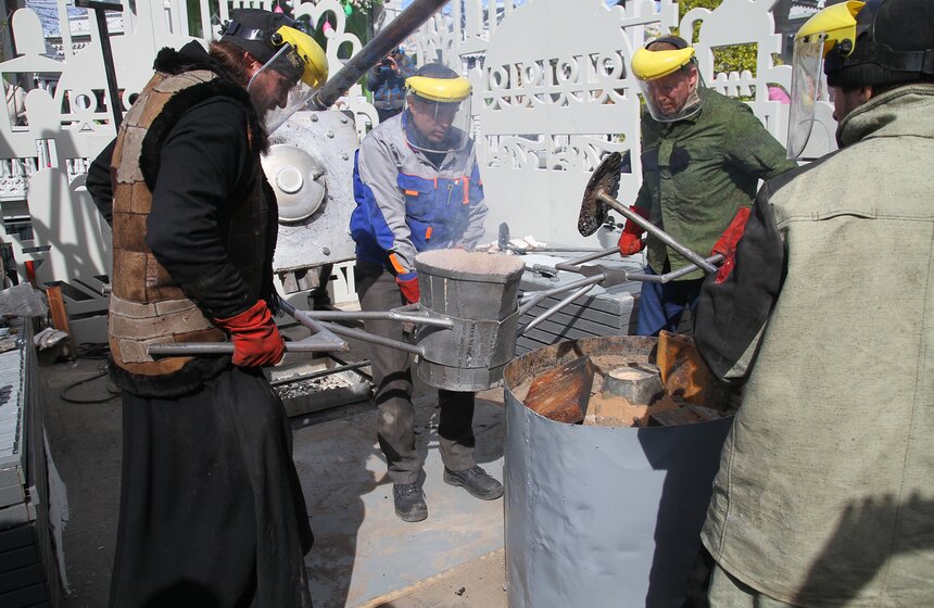 На фестивале "Пасхальный дар" отлили настоящий колокол 12 фото