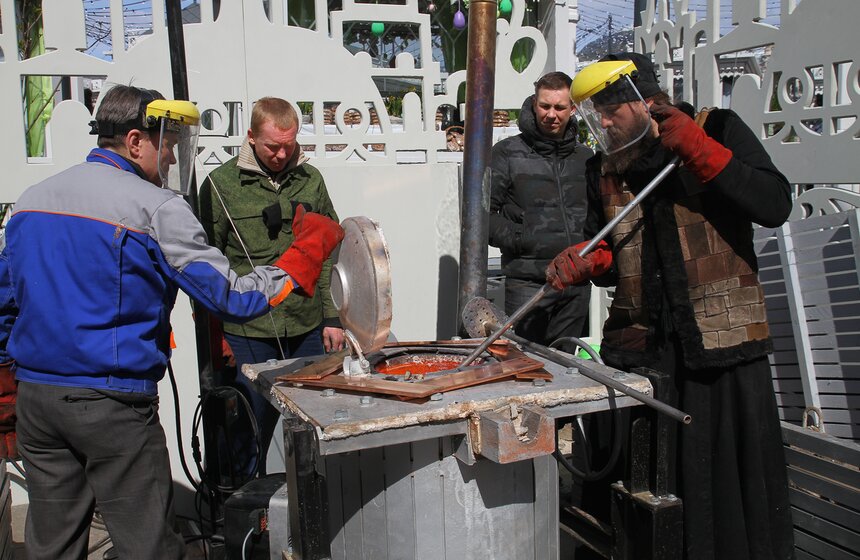 На фестивале "Пасхальный дар" отлили настоящий колокол 2 фото