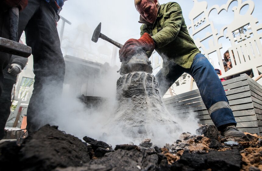 На фестивале "Пасхальный дар" отлили настоящий колокол 23 фото