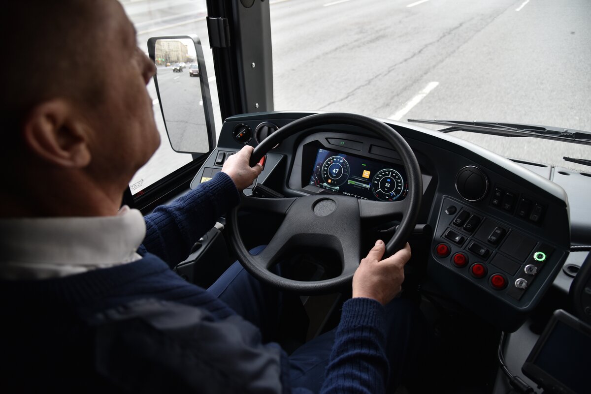 Водитель маз. Водило маз. Водитель маз рогатка. Водитель маза картинка. Карточки водителей мосгортранс 2023.