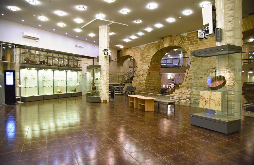 "Горизонты истории. Раскопки на Манежной площади 1993–1997 гг." 1 фото