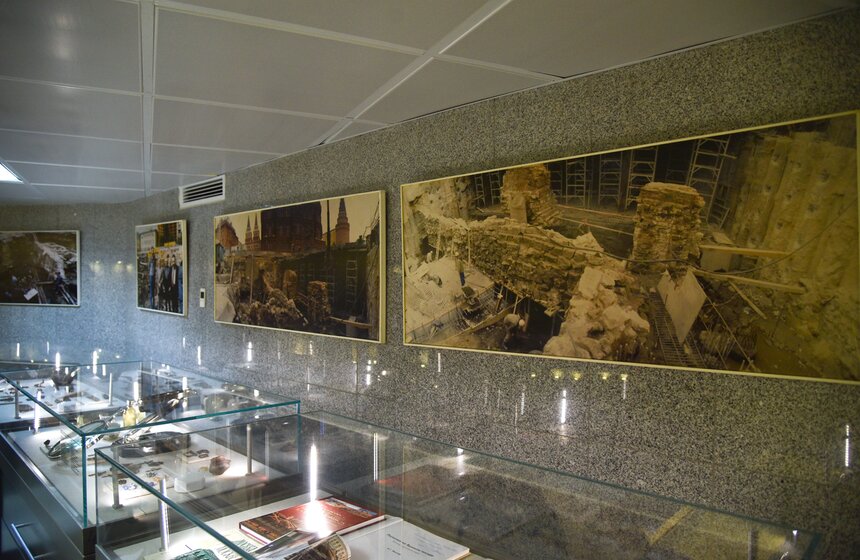 "Горизонты истории. Раскопки на Манежной площади 1993–1997 гг." 2 фото