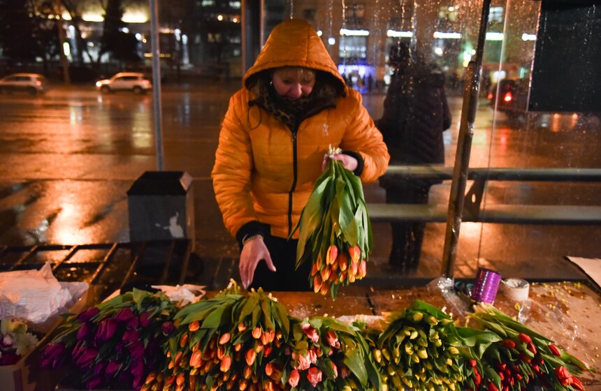 Рейд по пресечению нелегальной торговли цветами 7 фото