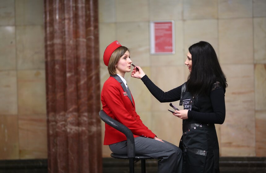 Салон красоты на станции "Курская" в честь 8 Марта 10 фото