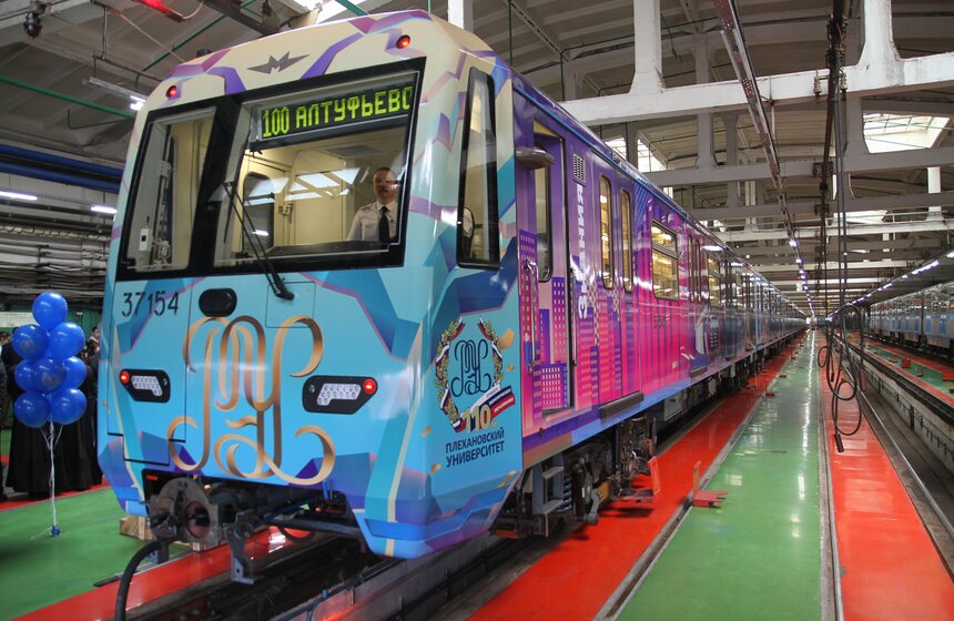 Именной поезд "Плехановец" вышел на серую ветку метро. Фото 1 фото