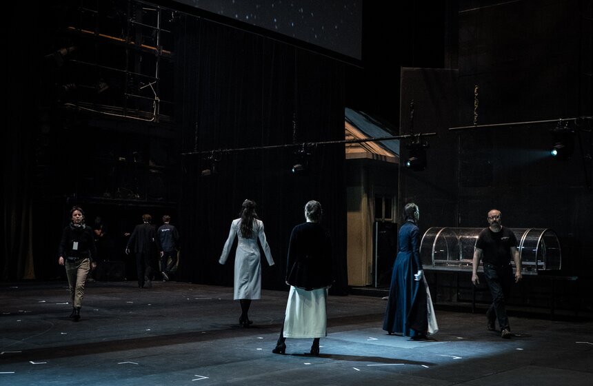 Спектакль "По ту сторону занавеса" в МХТ имени Чехова 2 фото