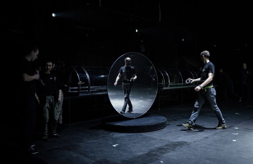 Спектакль "По ту сторону занавеса" в МХТ имени Чехова 1 фото