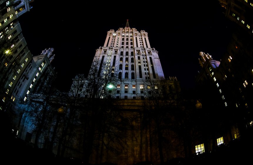 Десятки зданий выключили подсветку в рамках акции "Час Земли" 18 фото