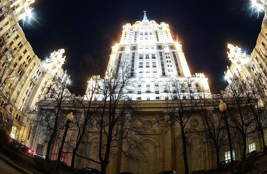 Десятки зданий выключили подсветку в рамках акции "Час Земли" 17 фото