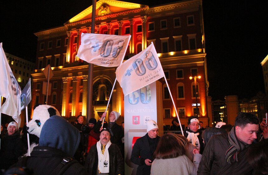 Москвичи отметили "Час Земли" на Тверской улице 1 фото