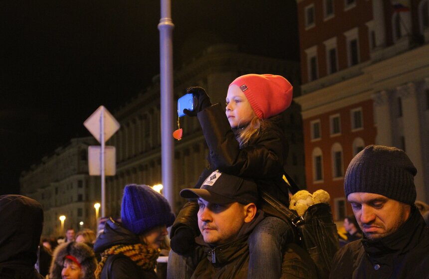 Москвичи отметили "Час Земли" на Тверской улице 21 фото