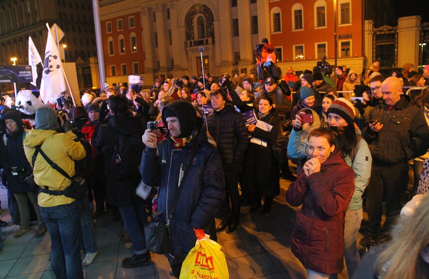 Москвичи отметили "Час Земли" на Тверской улице 20 фото