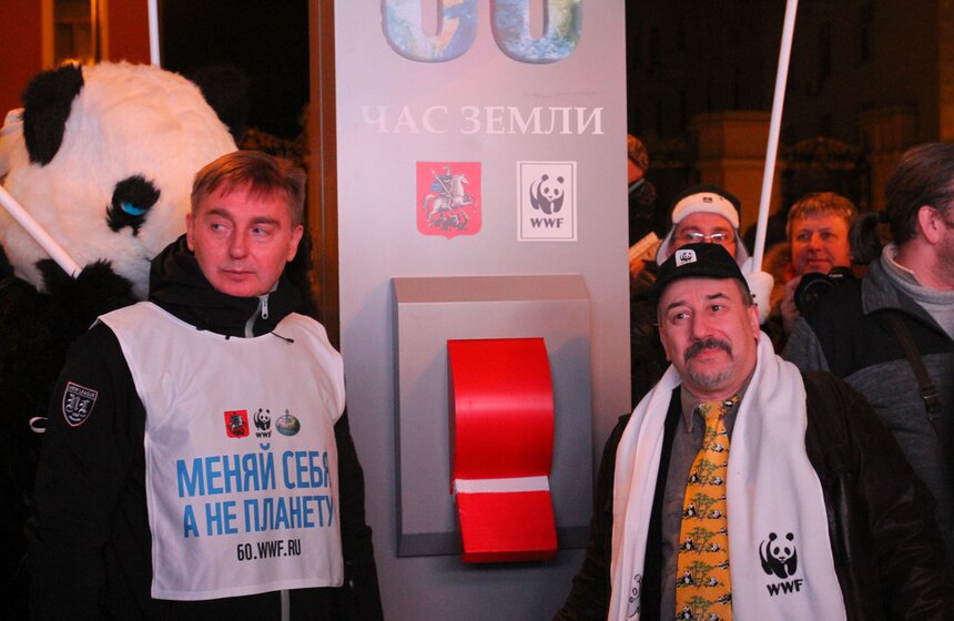 Москвичи отметили "Час Земли" на Тверской улице 25 фото