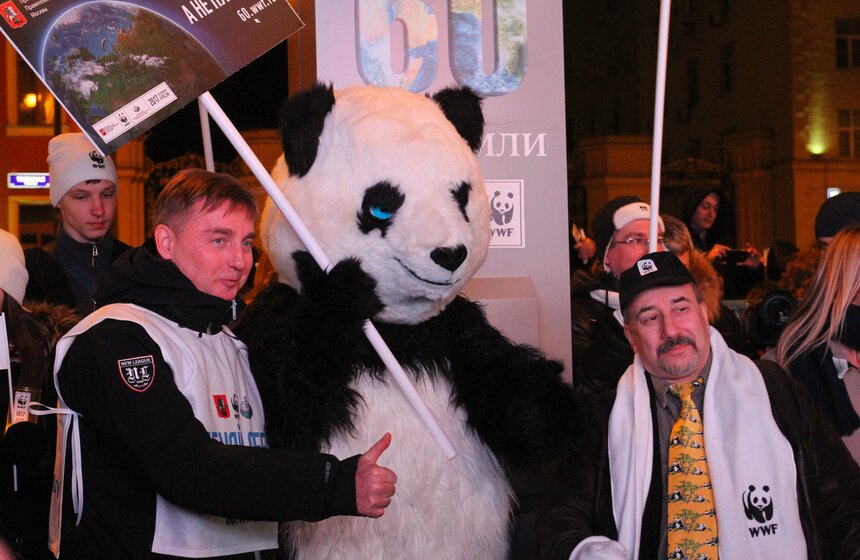 Москвичи отметили "Час Земли" на Тверской улице 26 фото