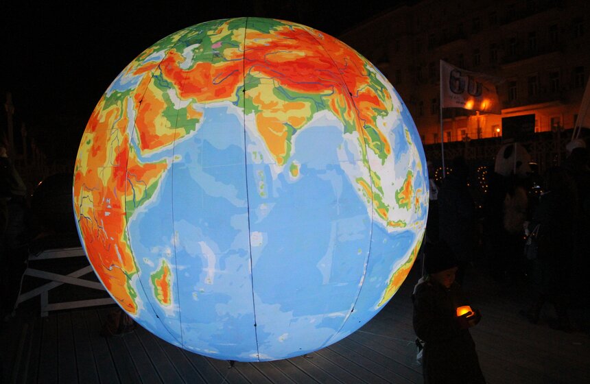 Москвичи отметили "Час Земли" на Тверской улице 8 фото