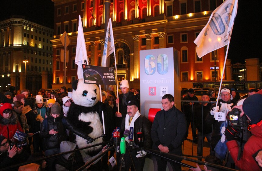 Москвичи отметили "Час Земли" на Тверской улице 2 фото