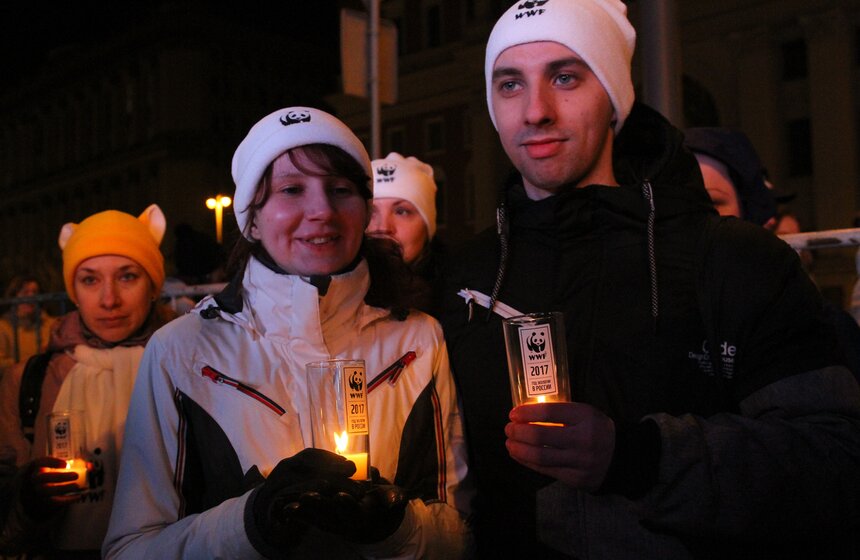 Москвичи отметили "Час Земли" на Тверской улице 6 фото