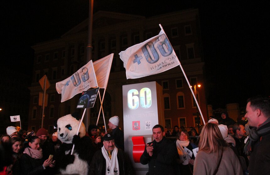 Москвичи отметили "Час Земли" на Тверской улице 5 фото