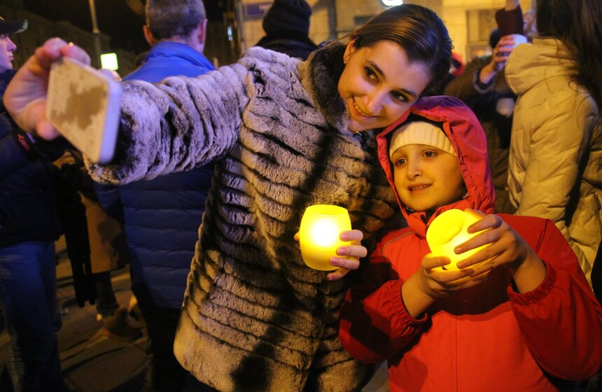 Москвичи отметили "Час Земли" на Тверской улице 7 фото
