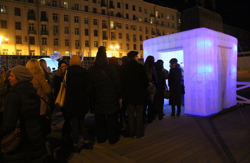 Москвичи отметили "Час Земли" на Тверской улице 11 фото