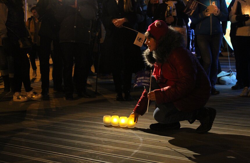 Москвичи отметили "Час Земли" на Тверской улице 13 фото