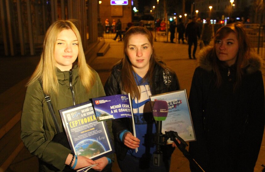 Москвичи отметили "Час Земли" на Тверской улице 15 фото