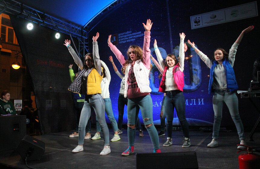 Москвичи отметили "Час Земли" на Тверской улице 17 фото