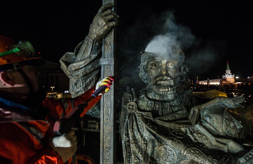 Памятник князю Владимиру отмыли после зимы. Фоторепортаж 16 фото