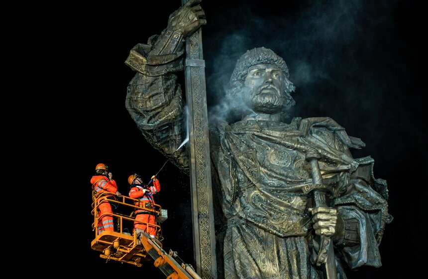 Памятник князю Владимиру отмыли после зимы. Фоторепортаж 14 фото