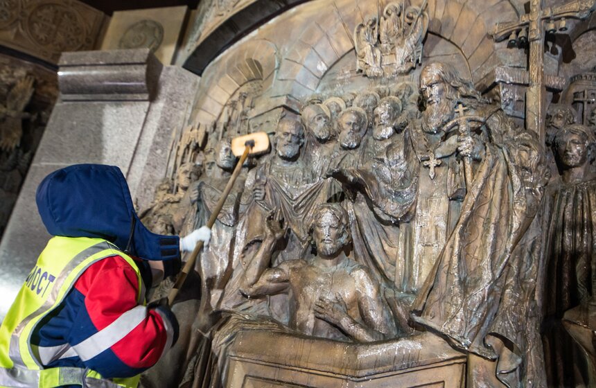 Памятник князю Владимиру отмыли после зимы. Фоторепортаж 3 фото