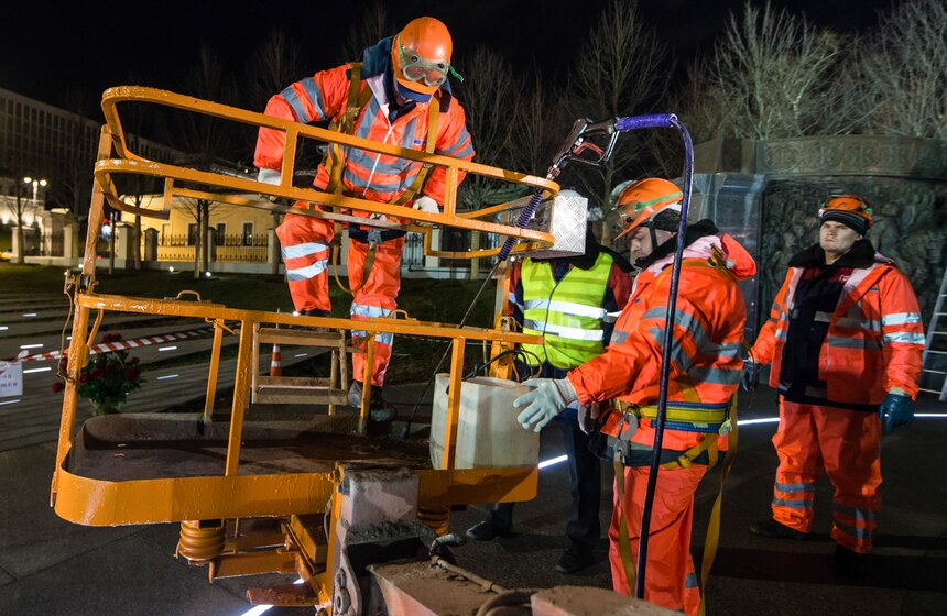 Памятник князю Владимиру отмыли после зимы. Фоторепортаж 4 фото
