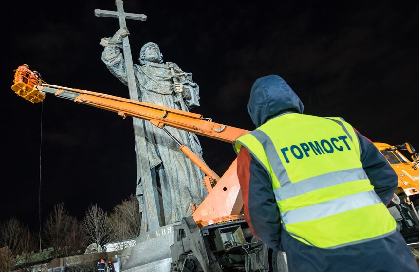 Памятник князю Владимиру отмыли после зимы. Фоторепортаж 6 фото