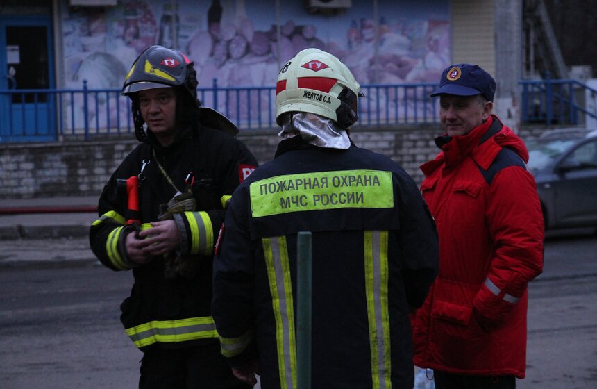 Крупный пожар на Изумрудной улице 18 фото