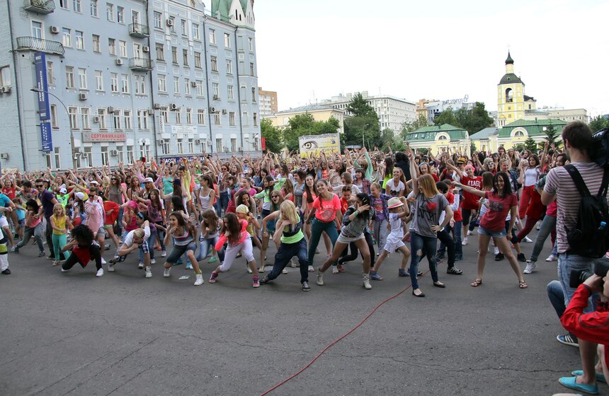 Флешмоб под Gangnam Style прошел у входа в "Олимпийский" 13 фото