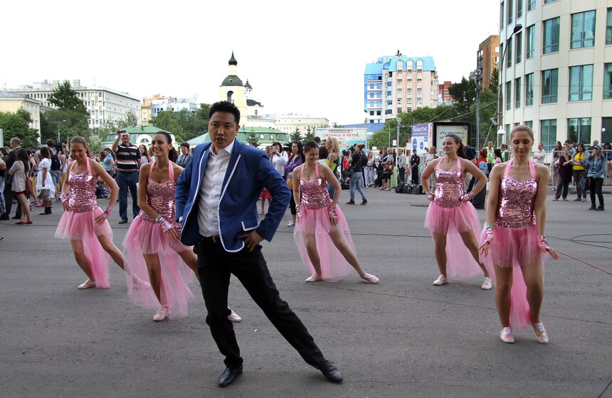 Флешмоб под Gangnam Style прошел у входа в "Олимпийский" 14 фото