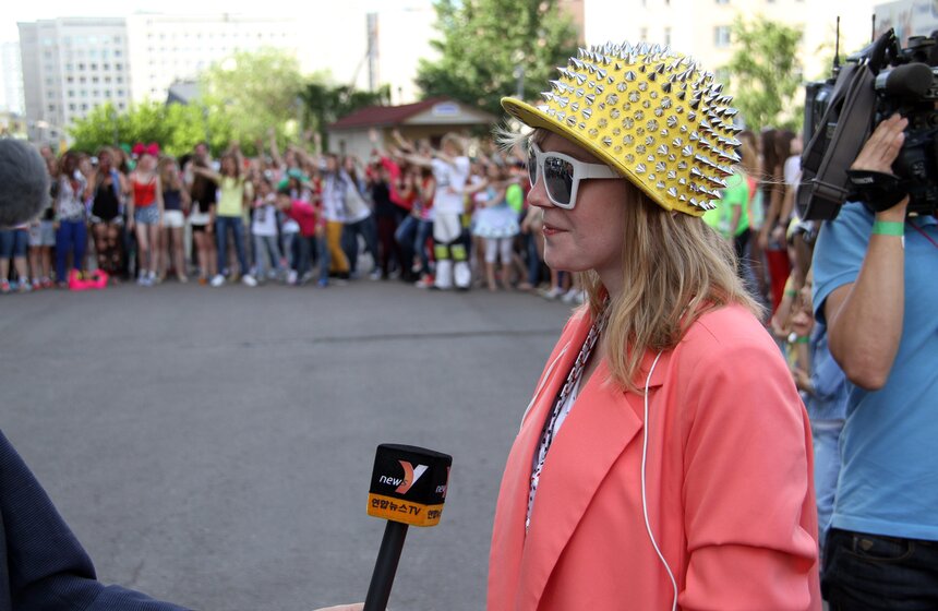 Флешмоб под Gangnam Style прошел у входа в "Олимпийский" 11 фото