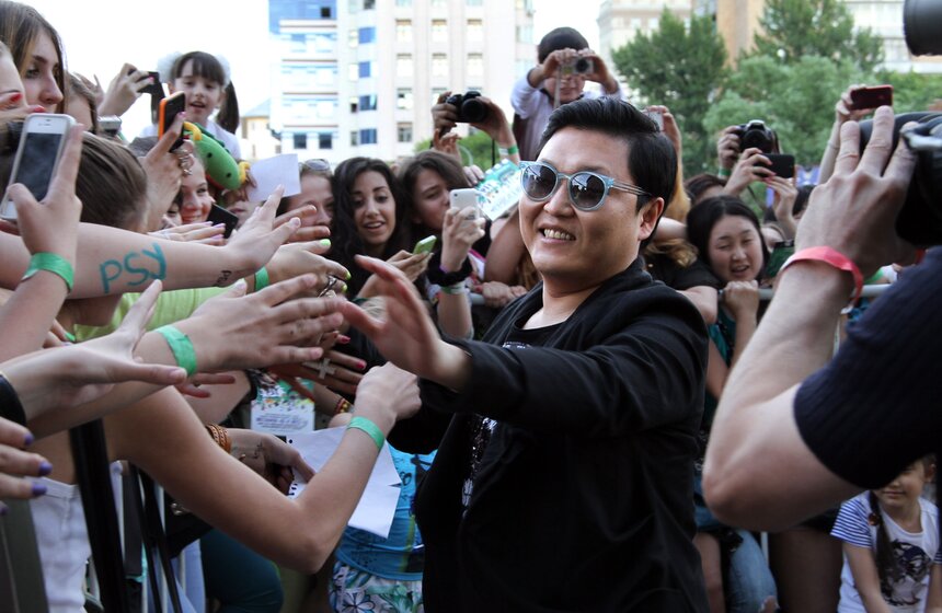 Флешмоб под Gangnam Style прошел у входа в "Олимпийский" 16 фото