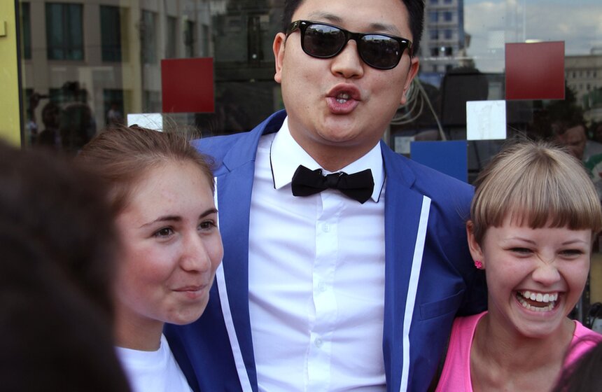 Флешмоб под Gangnam Style прошел у входа в "Олимпийский" 3 фото